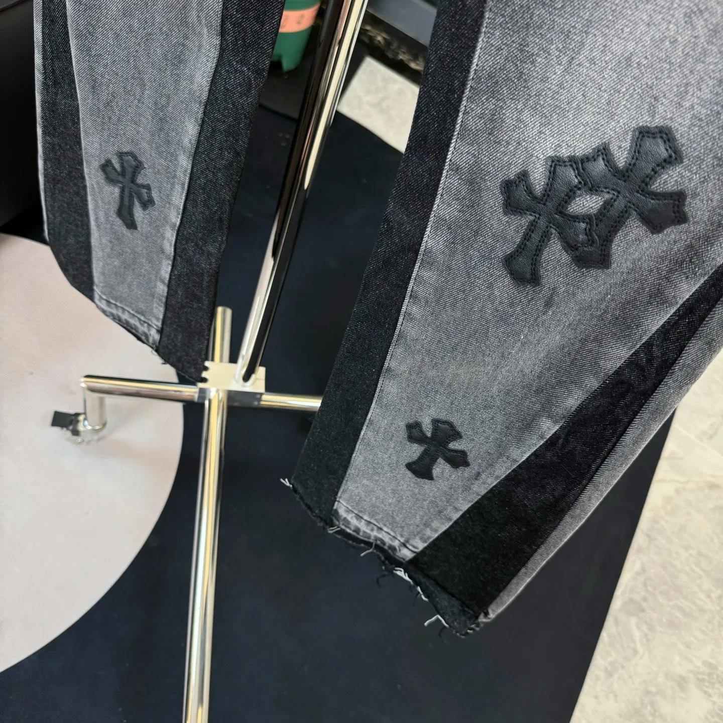 P240 Style No.: D218 GALLERY DEPT & Chrome Hearts Co-branded loose washed flared jeans with cross stitching to truly restore the ultimate vintage texture. Original hardware accessories, washed and other elevators, QR code analysis are all from the original factory, high degree of restoration, you are welcome to compare with a certain product~ Three-dimensional version Loose and comfortable, not picky about the figure, taller and slimmer, factory Seiko, original factory quality control, same style for men and women, can be matched with couples, versatile recommendation, must-have jeans for all seasons Trendy people have been disappointed. From the quality selection of fabrics, the tailoring of details, and the matching of patterns, everything is impeccable! The upper body is so handsome when worn...it can be easily worn by men, women and children! The craftsmanship uses heavy-duty washed pure cotton denim fabric. After washing, it is soft and thick. It is very stylish when worn on the body. Size: 28, 30, 32, 34, 36 (S-XXL) Color: Stitching